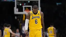 Ekspresi kekecewaan dari pebasket LA Lakers, LeBron James, saat melawan Denver Nuggets dalam final NBA 2023 game keempat wilayah barat di Crypto.com Arena, Selasa (23/5/2023) pagi WIB. (AP Photo/Ashley Landis)