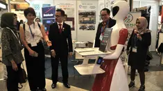 Pengunjung saat melihat aksi robot pintar yang dipamerkan salah satu stan Indonesia International Smart City di JCC Senayan, Jakarta, Rabu (17/7/2019). Pameran ini digelar oleh PT Napindo Media Ashatama bekerjasama dengan sejumlah kementerian dan instansi terkait. (merdeka.com/Iqbal S. Nugroho)