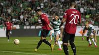 Peluang terbaik terjadi saat Cristiano Ronaldo menerima umpan silang Diogo Dalot. Saat Fabiano sudah mati langkah, namun sepakan Cristiano Ronaldo di depan gawang hanya membentur tiang. (AP/Petros Karadjias)