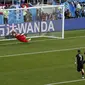 Kiper Timnas Islandia, Hannes Thor Halldorsson, saat menahan penalti kapten Argentina, Lionel Messi. Kedua tim akhirnya bermain imbang 1-1 dalam laga pertama Grup D Piala Dunia 2018. (AP Photo/Rebecca Blackwell)