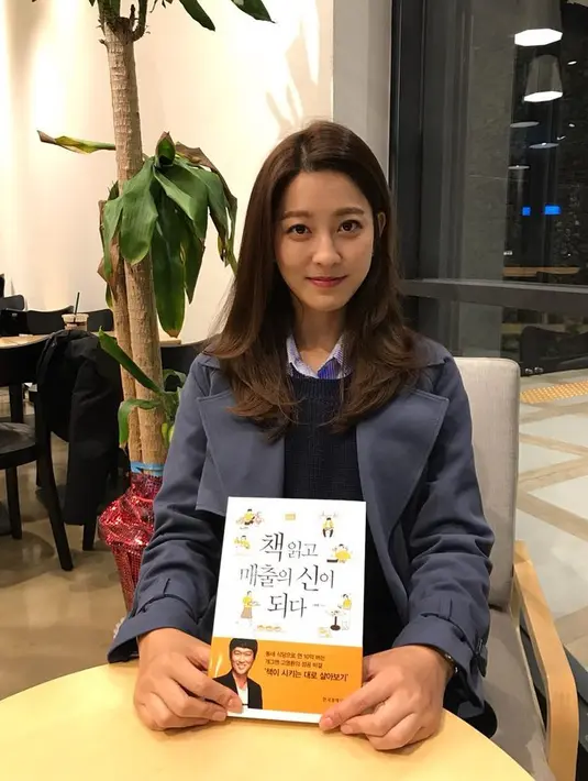 Membiarkan rambut tetap panjang dan lurus juga tak masalah. Seperti terlihat pada Park Se Young berikut ini, ia membiarkan rambut panjangnya tergerai begitu saja. Kamu hanya perlu menyesuaikan belahan rambut dengan keinginan atau angle terbaikmu. Foto: Instagram.