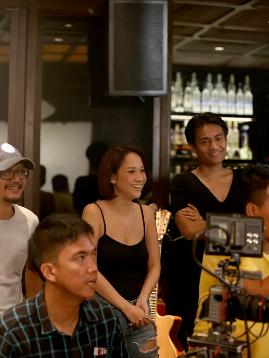 Layaknya sutradara, istri Ashraff Sinclair memberikan arahan kepada teman-temannya agar terlihat menawan di depan kamera, meskipun masih tetap dengan kata-kata ringan penuh canda tawa. (Andy Masela/Bintang.com)