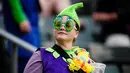 Seorang fans wanita mengenakan kostum unik saat menyaksikan pertandingan RugbY Sevens di Hong Kong (8/4). Para wanita yang  ini hadir mengenakan pakaian dan atribut unik demi mendukung tim kesayangannya. (AFP Photo / Anthony Wallace)