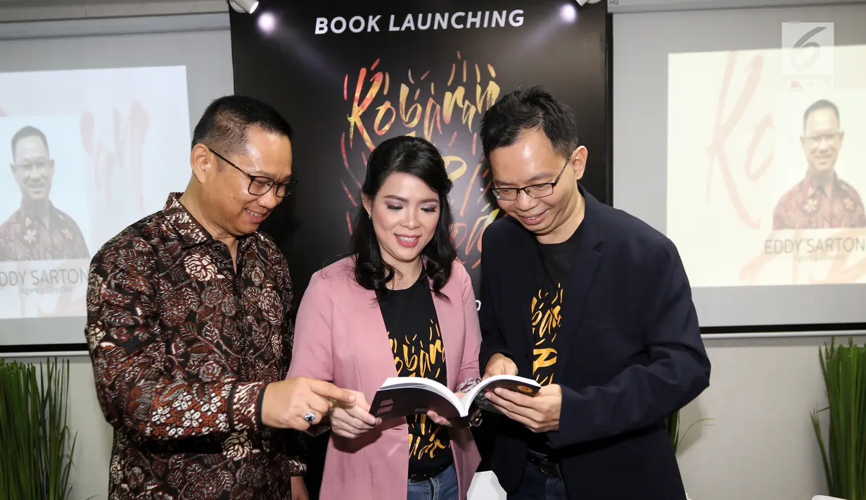 MDRT Indonesia yang juga penulis buku Miliana Marten, Pemilik Agency Pru Smart Synergy Eddy Sartono dan Direktur Agency yang juga penulis buku David Marten  saat peluncuran buku "Kobaran Api Juara" di Jakarta, Rabu (27/2). (Liputan6.com/Johan Tallo)
