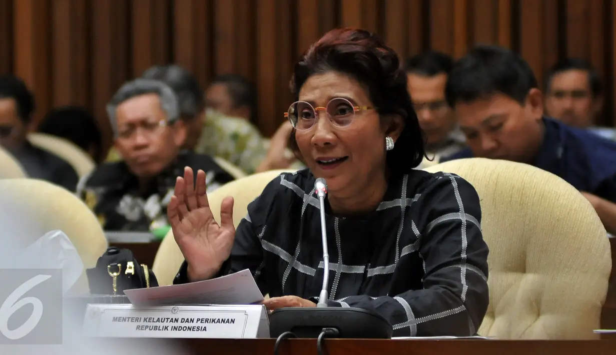 Menteri Kelautan dan Perikanan (KKP) Susi Pudjiastuti memberikan komentar saat raker dengan Komisi IV DPR di Jakarta, (8/6). Rapat tersebut membahas usulan alokasi dalam RAPBN-P 2016. (Liputan6.com/JohanTallo)
