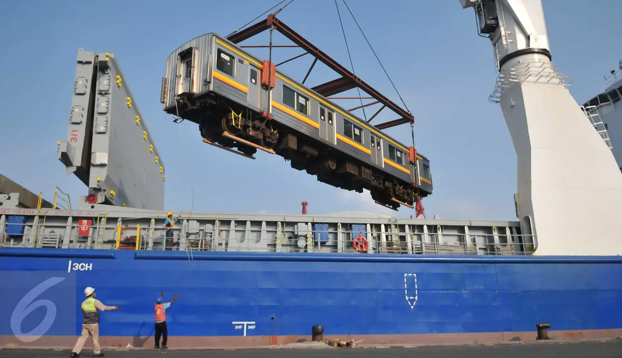 Pekerja memindahkan gerbong KRL dari kapal menggunakan alat berat di Pelabuhan Tanjung Priok, Jakarta, Rabu (6/1). Kedatangan gerbong KRL ini menandai akhir program pengadaan 120 kereta PT KAI Commuter Jabodetabek tahun 2015. (Liputan6.com/Gempur M Surya)