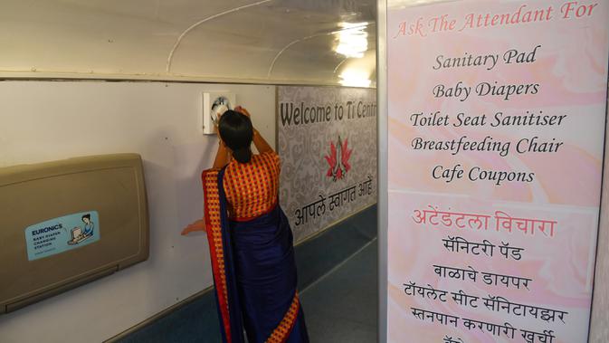 Foto pada 9 Februari 2020 menunjukkan petugas membersihkan bagian dalam toilet keliling di sebuah bus di taman umum di Pune, India. Proyek Ti Toilet, sebuah bus yang diubah menjadi toilet dan diluncurkan pada tahun 2016, adalah gagasan Ulka Sadalkar dan Rajeev Kheer. (Indranil MUKHERJEE/AFP)