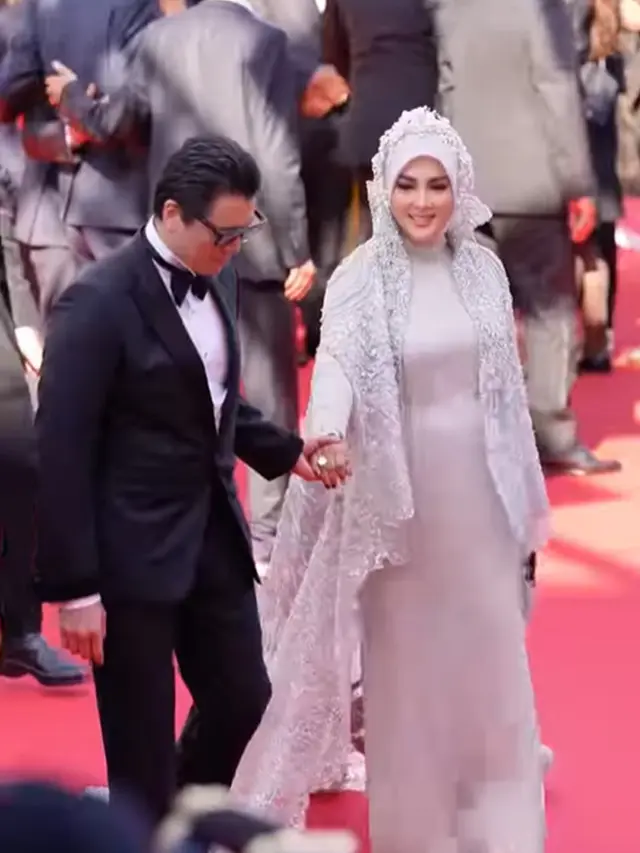 Potret Model Gaun Putih yang Dipakai Syahrini