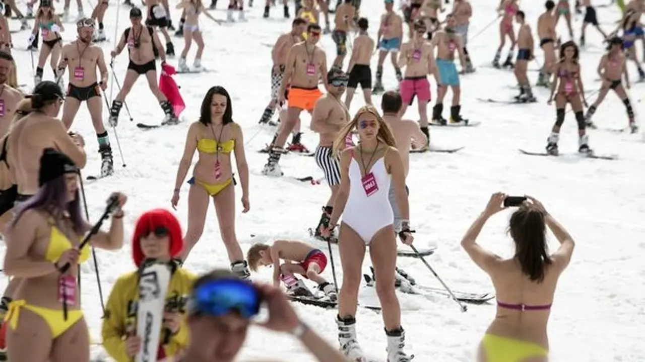 Pecahkan Rekor Dunia, 1.000 Orang Main Ski Pakai Bikini