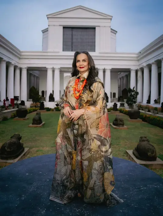 Christine Hakim terlihat elegan dengan gaya keibuan yang mature. Ia tampil mengenakan dress berkerah yang dipadukan dengan outer lengan terompet yang menawan [@hagaipakan]