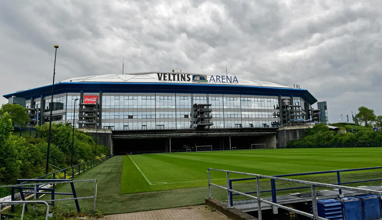 Hujan mengguyur stadion Veltins Arena markas FC Schalke 04 di Gelsenkirchen, Jerman, Rabu, (29/4/2020). Meski ada larangan pertemuan besar hingga Agustus untuk melawan pandemi Covid-19, para pejabat sepakbola berharap untuk memulai kembali liga tanpa penonton di bulan Mei. (AP/Martin Meissner)