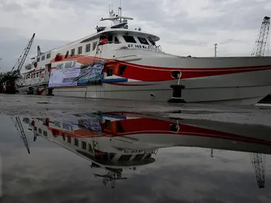 KM Express Bahari 3B milik PT Pelni (Persero) bersandar di Pelabuhan Sunda Kelapa, Jakarta, Selasa (10/1). Kapal motor yang melayani rute Kepulauan Seribu itu memiliki kapasitas angkut 208 orang ditambah enam orang kru kapal. (Liputan6.com/Johan Tallo)