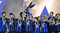 Para pemain Inter Milan melakukan selebrasi usai memenangi laga final Piala Super Italia antara Inter Milan dan Napoli di Stadion Al Awwal Park di Riyadh, Arab Saudi, Senin, 22 Januari 2024. (Alfredo Falcone/LaPresse via AP)