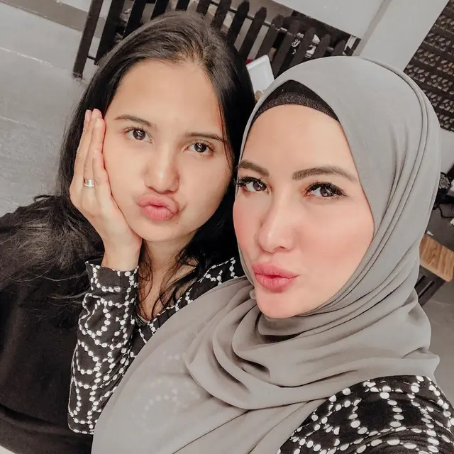 6 Potret Kebersamaan Natalie Sarah dan Putrinya, Bak Kakak Adik