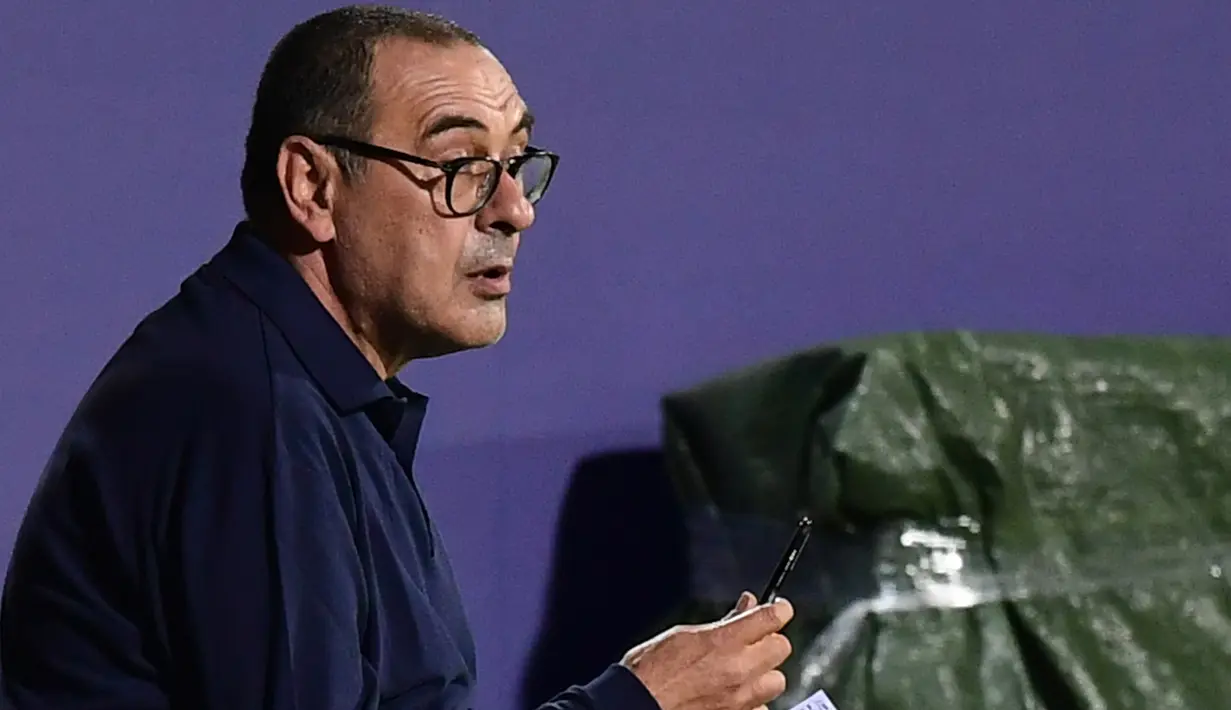 Pelatih Juventus, Maurizio Sarri melihat pemainnya bertanding melawan Bologna pada pertandingan lanjutan liga Serie A Italia di stadion Renato-Dall'Ara di Bologna (22/6/2020). Juventus menang 2-0 atas Bologna. (Miguel MEDINA / AFP)