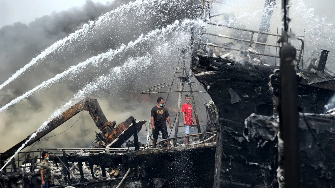 Asap Hitam Terus Mengepul dari Kebakaran Kapal di Pelabuhan Benoa