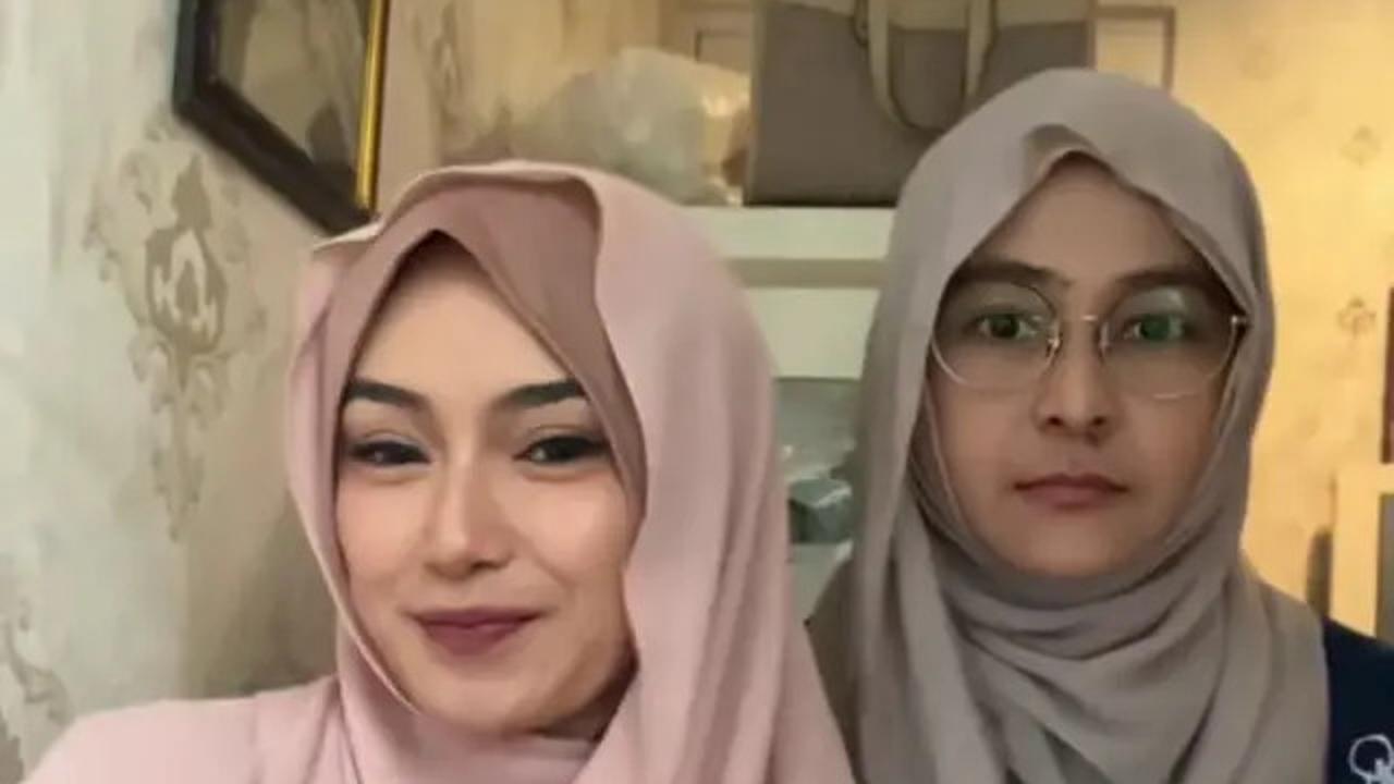 7 Potret Dara dan Mita Band Rock The Virgin Berhijab, Tampil Kalem