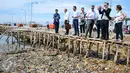Menteri Lingkungan dan Pangan Denmark, Esben Lunde Larsen bersama stafnya saat melihat kondisi sampah yang berada di pinggiran pantai Muara Angke, Jakarta, Senin (11/4/2016). (Liputan6.com/Yoppy Renato)