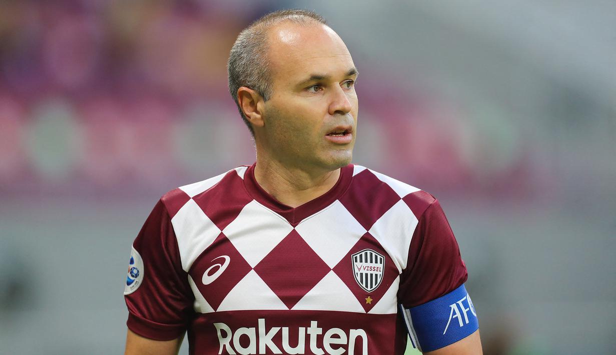 Andres Iniesta. Legenda Barcelona yang kini masih bermain bersama Vessel Kobe sejak 2018 ini telah bermain dalam 772 laga di level klub. Ditambah 131 laga bersama Timnas Spanyol, ia total meraih 69 kartu kuning dalam 903 laga, tanpa satu pun kartu merah. (AFP/Karim Jaafar)