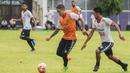 Penyerang Bali United, Irfan Bachdim, menggiring bola saat latihan jelang laga Piala Presiden 2017 melawan Barito Putera di Lapangan Banteng, Bali, Kamis (16/2/2017). (Bola.com/Vitalis Yogi Trisna)