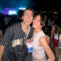 Melihat tampilan bucin Vidi Aldiano-Sheila Dara dan Rizky Febian-Mahalini nonton konser Bruno Mars di Singapura. [@vidialdiano/@rizkyfbian]