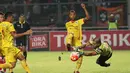 Pemain Sriwijaya FC, Hilton Moreira (tengah) berebut bola dengan kiper Persija, Andrytani pada laga Torabika SC 2016 di Stadion Utama Gelora Bung Karno, Jakarta (24/6/2016). Sriwijaya unggul sementara 1-0. (Bola.com/Nicklas Hanoatubun)
