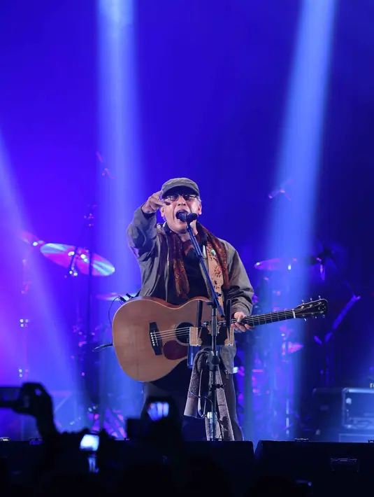 Namun, baru kali pertama Bang Iwan membuat lagu yang liriknya berasal dari pengalaman pimpinan nonaktif KPK, Abraham Samad dan Bambang Widjojanto. (Nurwahyunan/Bintang.com)