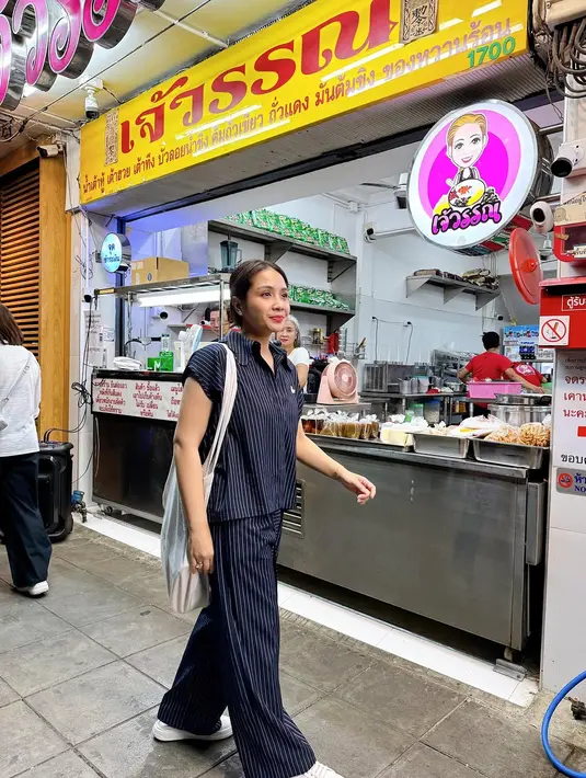 Gaya Nagita Slavina ini membuktikan bahwa tampil simple saat liburan tidak harus meninggalkan kesan stylish. Kombinasi pakaian yang nyaman, elegan, dan pemilihan warna monokrom seperti hitam-putih memang selalu berhasil memberikan tampilan yang timeless dan berkelas.  [@raffinagita1717].
