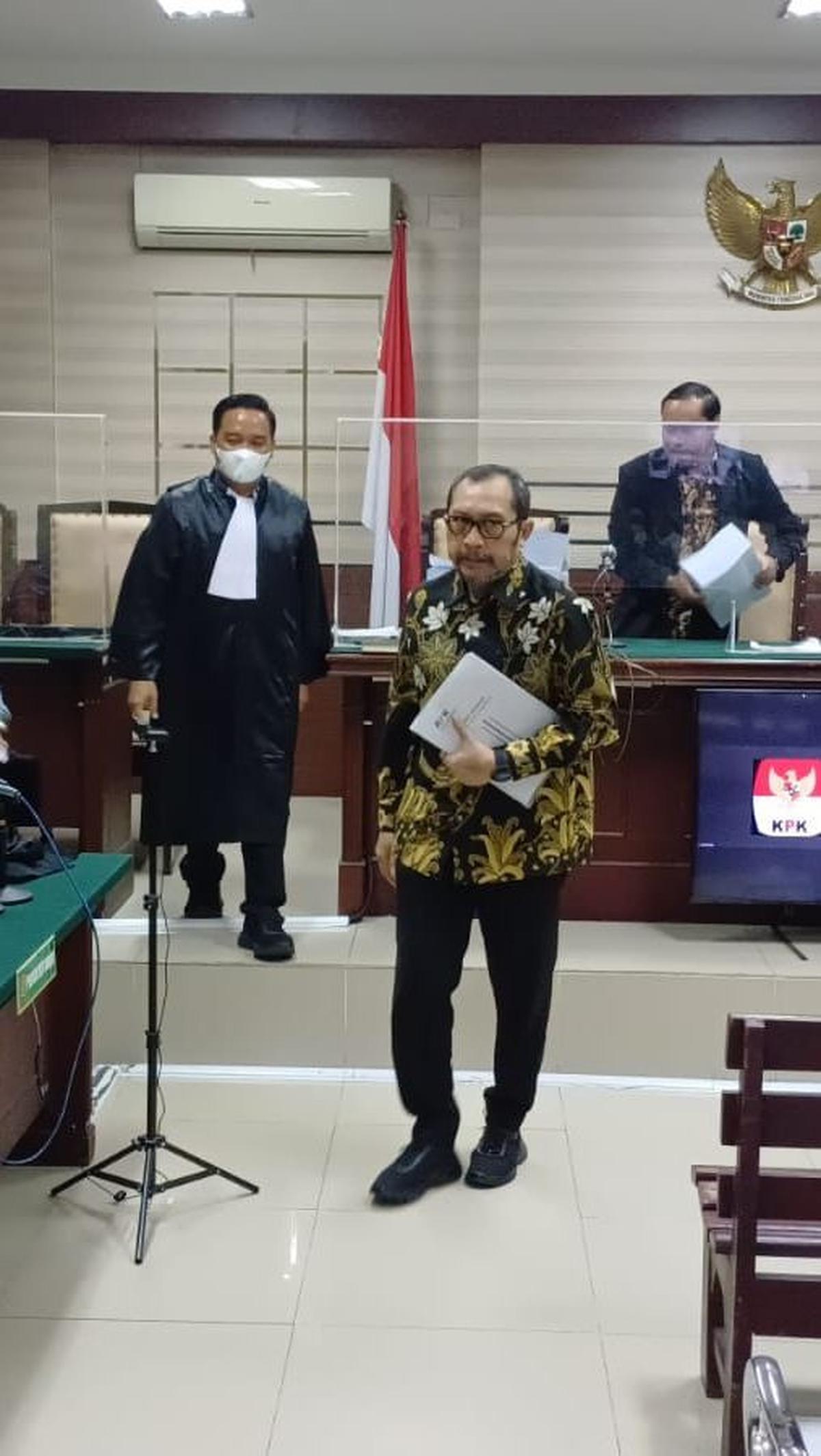 Dalam tuntutannya, Sahat dijerat dengan pasal 12 a juncto pasal 18 undang-undang RI nomor 31 tahun 1999 tentang pemberantasan tindak pidana korupsi.<br>