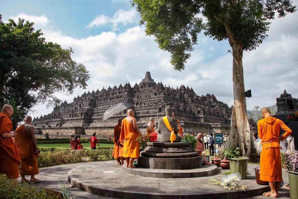 FOTO: Ribuan Umat Buddha Hadiri Puncak  Perayaan Waisak di Candi Borobudur