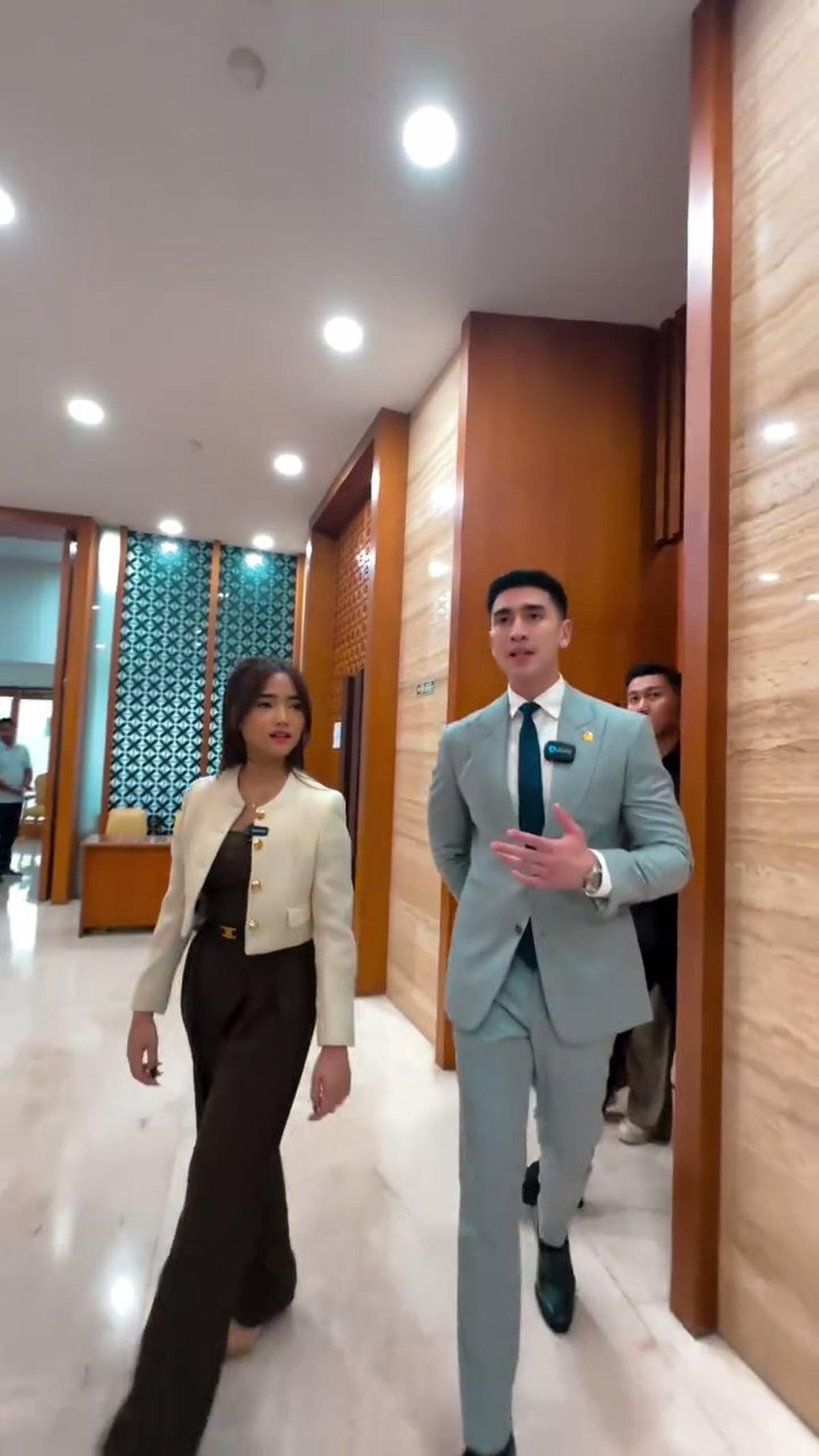 Tampilannya Disorot, Begini Momen Fuji Diajak Verrell Bramasta Keliling Gedung DPR