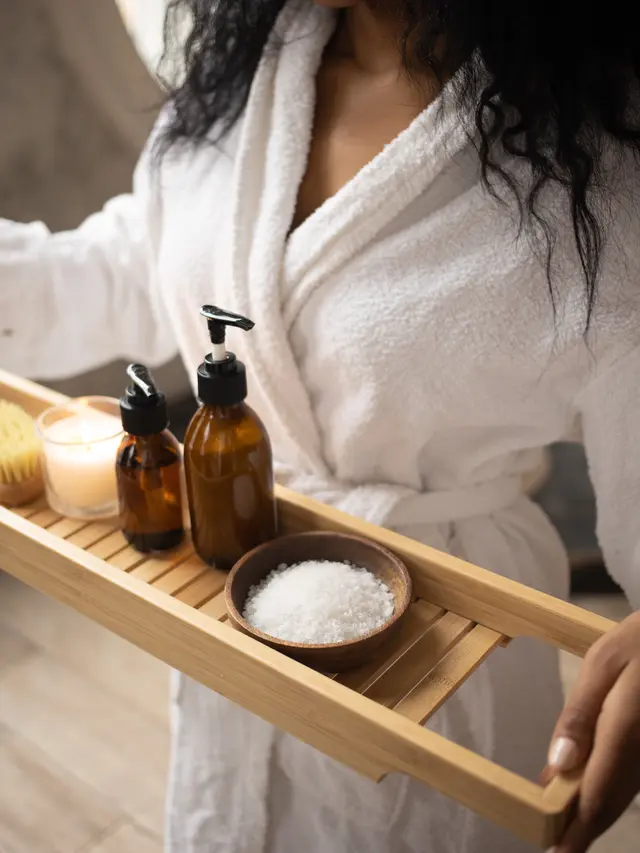 Contoh ilustrasi perempuan merawat kulit badan