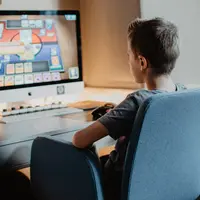 Remaja main video gim (Photo by Kelly Sikkema on Unsplash)