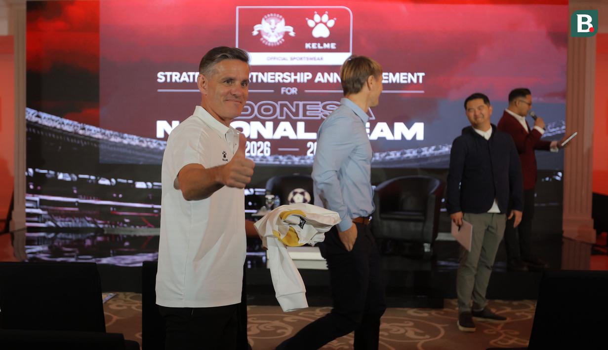 Pelatih Timnas Indonesia, John Herdman (kiri) dan Cesar Meylan saat menghadiri acara perkenalan kerja sama yang berlangsung di Hotel Tribrata, Jakarta, Jumat (23/01/2026). (Bola.com/Bagaskara Lazuardi)