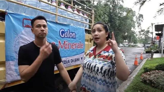 Raffi Ahmad saat membeli satu truk Air Galon