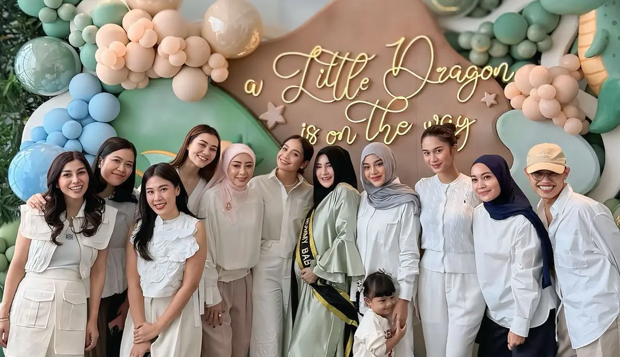Momen bahagia kembali mewarnai kehidupan Shandy Purnamasari, yang baru saja mendapat kejutan manis berupa baby shower dari rekan selebritis-nya. Beberapa di antaranya ada anggota geng Cendol, Aaliyah Massaid, hingga Azizah Salsha yang  menambah kemeriahan suasana. [@nissyaa/@azizahsalsha_/@aaliyah.massaid].