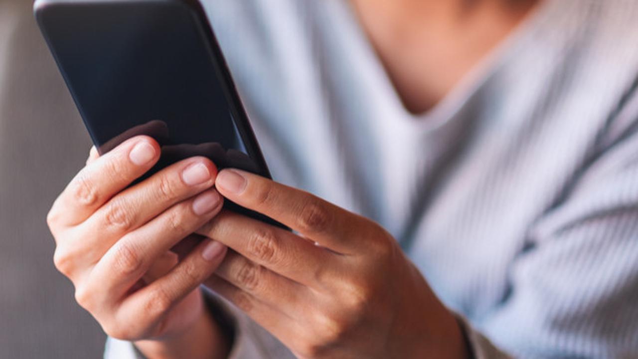 Ilustrasi Menggunakan Handphone