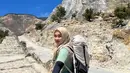 Di kesempatan lain, Ririe juga tampil cantik dengan celana kargo dan kaus. Menggunakan warna cerah saat naik gunung jadi pilihan tepat karena tak menyerap panas matahari. [Foto: Instagram/ririe_fairus]
