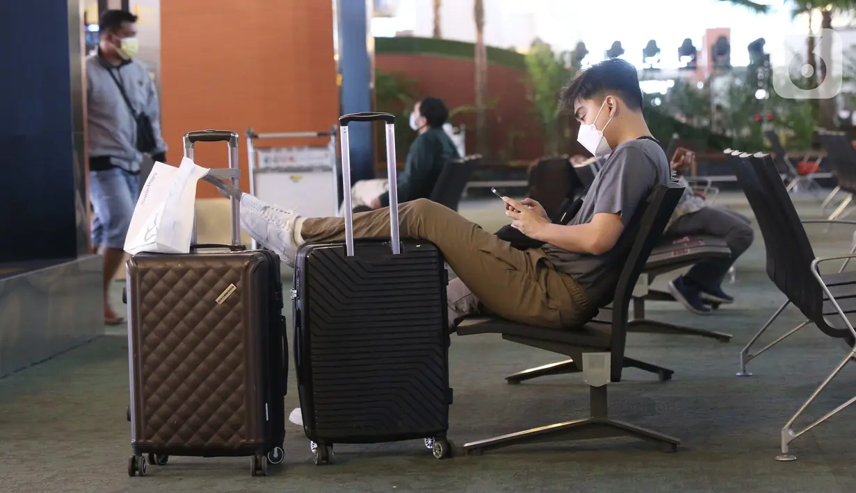 Penumpang menunggu jadwal keberangkatannya di Terminal 3 Bandara Internasional Soekarno Hatta, Banten, Selasa (1/3/2022). Mulai hari ini pemerintah memberlakukan aturan karantina selama 3 hari bagi Pelaku Perjalanan Luar Negeri (PPLN) dengan vaksinasi lengkap dan booster. (Liputan6.com/Angga Yuniar)