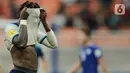 Reaksi salah satu pemain Timnas Inggris usai dikalahkan Uzbekistan pada pertandingan babak 16 besar Piala Dunia FIFA U-17  di Jakarta International Stadium (JIS), Rabu (22/11/2023). (Bola.com/Muhammad Iqbal Ichsan)