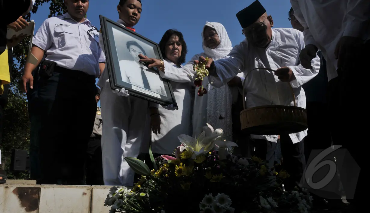 Keluarga dan mahasiswa melakukan tabur bunga dalam Peringatan 17 Tahun Tragedi 12 Mei 1998 di Universitas Trisakti, Jakarta, Selasa (12/5). Kegiatan tersebut untuk mengenang kembali empat mahasiswa Trisakti yang tewas tertembak. Liputan6.com/Johan Tallo)