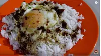 Nasi Telur Ceplok di Pontianak. (foto: Youtube 'Nex Carlos)