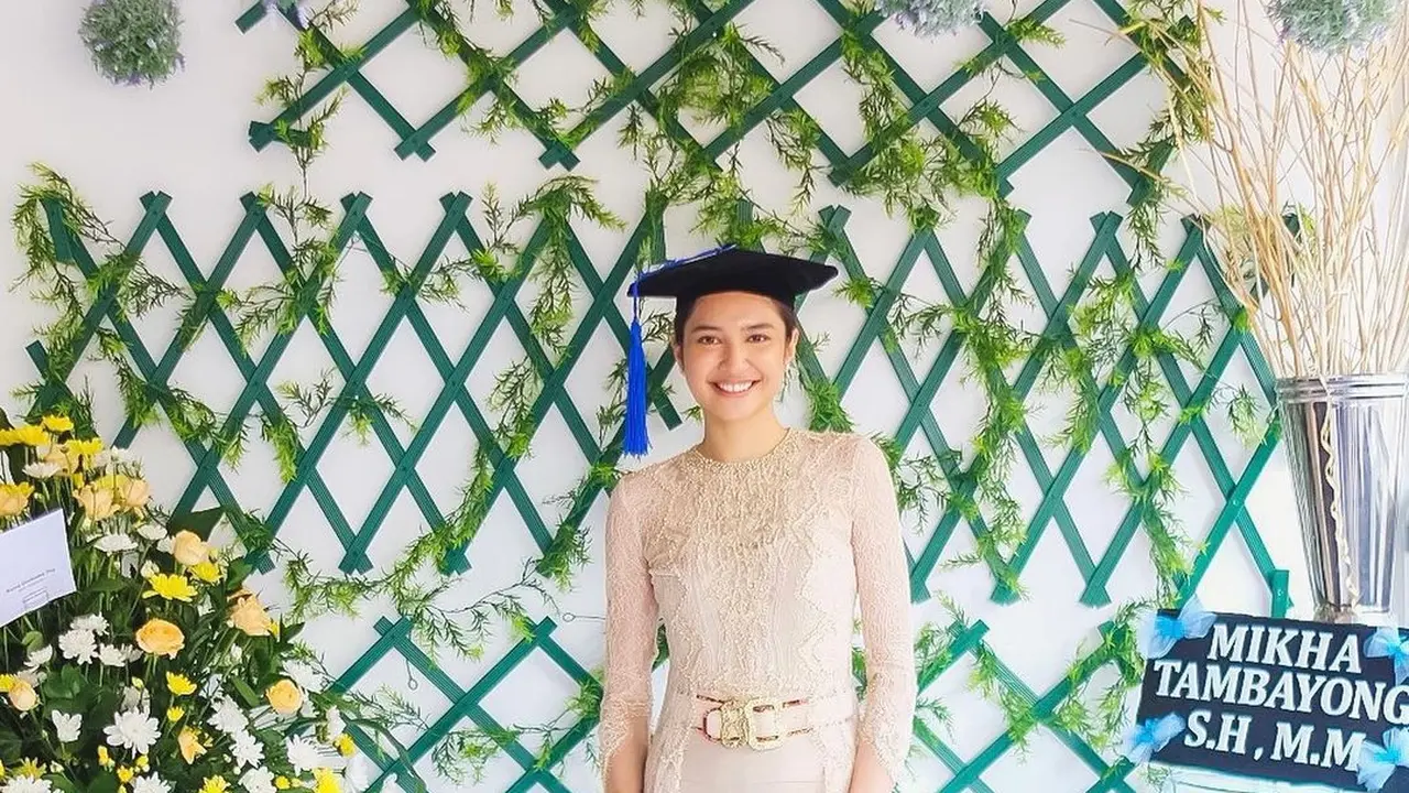 Raih Gelar Master, Ini 6 Momen Wisuda Mikha Tambayong yang Ditemani Deva Mahenra