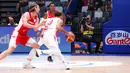 Seorang kameraman saat merekam laga Grup H Piala Dunia FIBA 2023 antara Lebanon melawan Kanada di Indonesia Arena, Senayan, Jakarta, Minggu (27/08/2023). (Bola.com/Bagaskara Lazuardi)