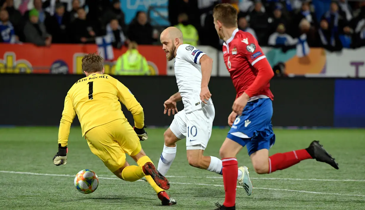 Pemain Finlandia Teemu Pukki (tengah) mencetak gol ke gawang Liechtenstein pada babak kualifikasi Grup J Piala Eropa 2020 di Helsinki, Finlandia, Jumat (15/11/2019). Finlandia mencetak sejarah dengan lolos ke Piala Eropa. (Martti Kainuleinen/Lehtikuva via AP)