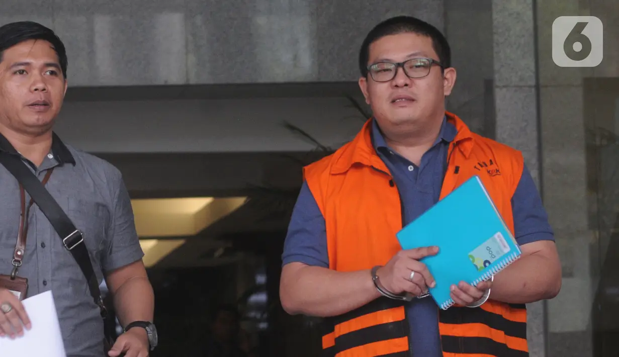 Tersangka pengusaha Chandry Suanda alias Afung seusaI menjalani pemeriksaan di Gedung KPK, Jakarta, Rabu (6/11/2019). Penyuap anggota DPR F-PDIP I Nyoman Dhamantra itu diperiksa untuk melengkapi berkas terkait kasus dugaan suap pengurusan izin impor bawang putih tahun 2019. (merdeka.com/Dwi Narwoko)
