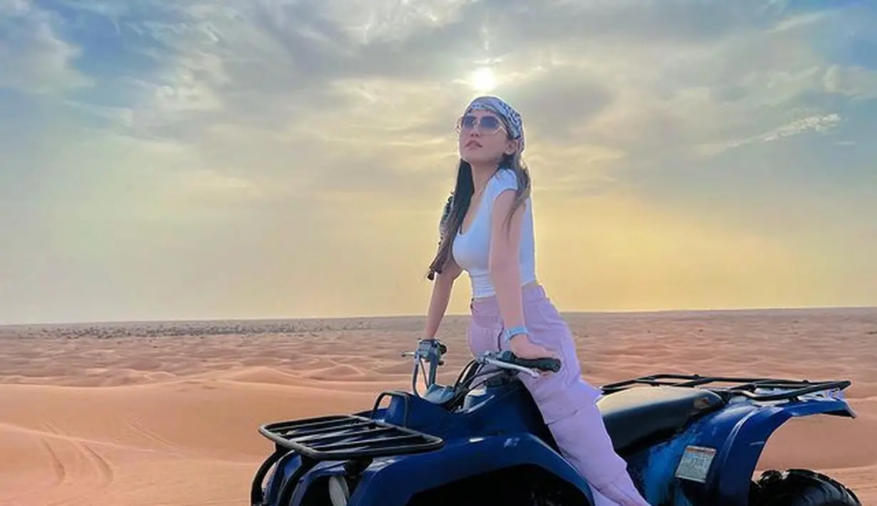 Menilik penanda lokasi yang disematkan Via Vallen, sesi pemotretan ini berada di Dessert Safari Dubai. Di balik keindahan foto bulan madu, ada tantangan yang harus dihadapi. Via Vallen menyebut, suhu saat pemotretan terbilang panas. “40 derajat celcius,” beri tahunya seraya menyematkan emotikon api berkobar. Duh, enggak kebayang gerahnya. (Foto: Dok. Instagram @viavallen)