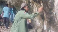 Tim arkeolog dari Universitas Udayana Denpasar, Bali  melakukan survei peninggalan arkeologi ukiran kuno atau relief yang  terpahat di dinding gua Liang Peung, Desa Hingalamamengi, Kecamatan  Omesuri, Kabupaten Lembata, NTT.