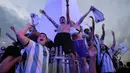 Suporter Argentina merayakan kemenangan timnas sepak bola mereka atas Polandia pada pertandingan Piala Dunia 2022 dekat Obelisk di Buenos Aires, Argentina, 30 November 2022. Argentina lolos ke babak 16 besar Piala Dunia 2022 dengan status juara Grup C usai mengalahkan Polandia 2-0. (AP Photo/Gustavo Garello)