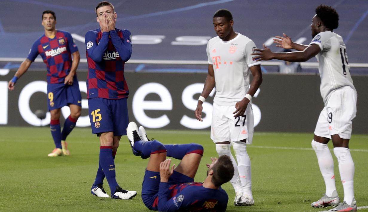 Pemain Barcelona, Clement Lenglet, tampak lesu usai ditaklukkan Bayern Munchen pada laga perempat final Liga Champions di Estadio da Luz, Sabtu (15/8/2020). Barcelona takluk 2-8 dari Bayern Munchen. (AP/Manu Fernandez/Pool)